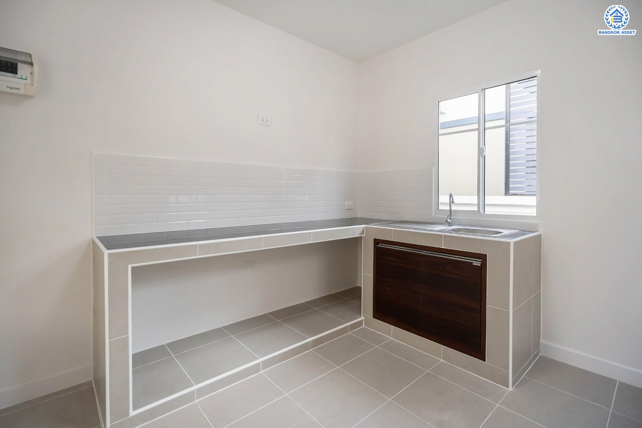 บ้านมือสองตกแต่งใหม่ โครงการ ภัสสร19 วัชรพล-วงแหวน บ้านเดี่ยวหลังมุม เนื้อที่ 58.4 ตร.ว. ฟังก์ชัน 3 ห้องนอน 2 ห้องน้ำ จอดรถได้ 2 คัน บนทำเลเดินทางสะดวก ติดถนนจตุโชติ เชื่อมต่อหลายเส้นทาง ใกล้ทางด่วน "จตุโชติ" และห้างสรรพสินค้าแฟชั่นไอส์แลนด์